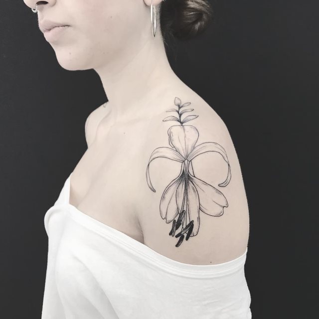 tattoo feminin fleur de lis 16