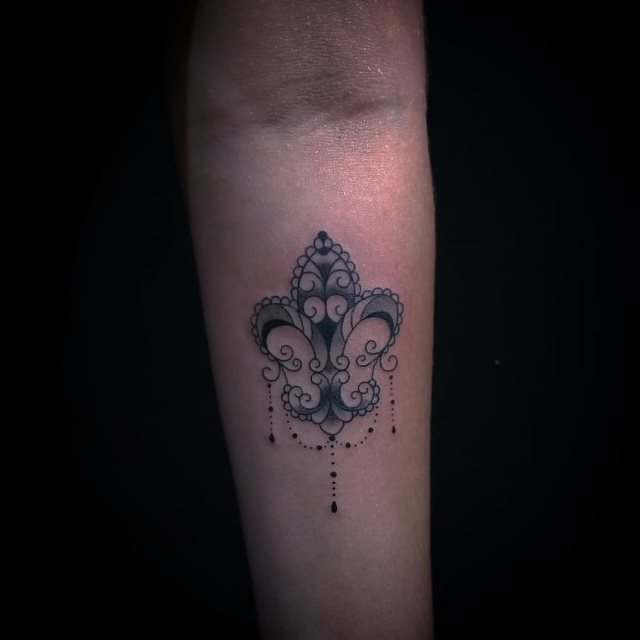 tattoo feminin fleur de lis 17