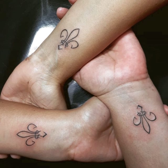 tattoo feminin fleur de lis 18