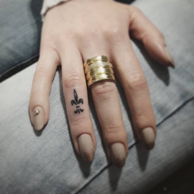 tattoo feminin fleur de lis 21