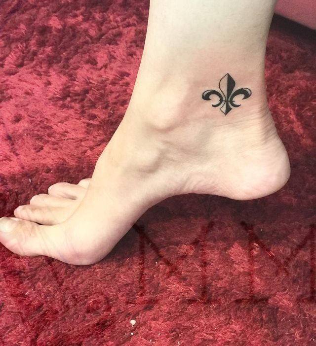 tattoo feminin fleur de lis 24