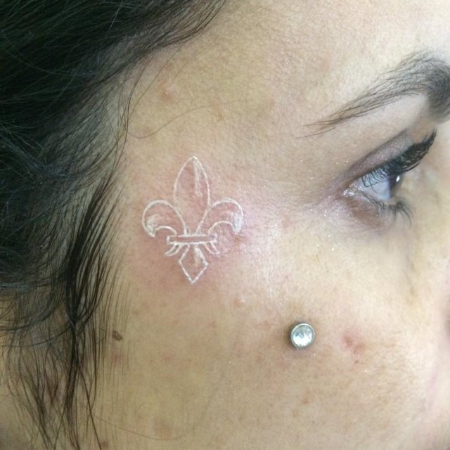 tattoo feminin fleur de lis 25
