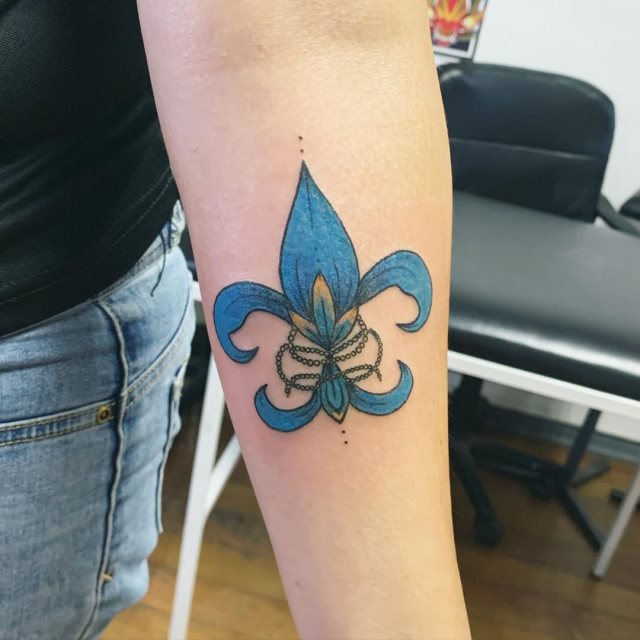 tattoo feminin fleur de lis 27