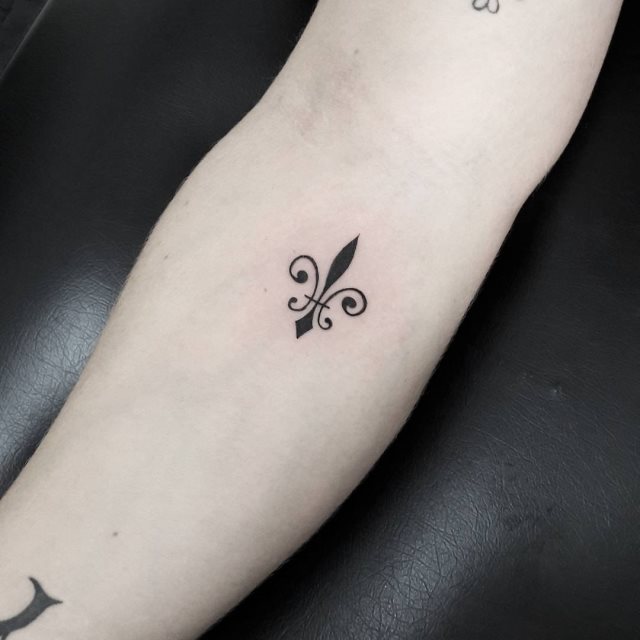 tattoo feminin fleur de lis 28