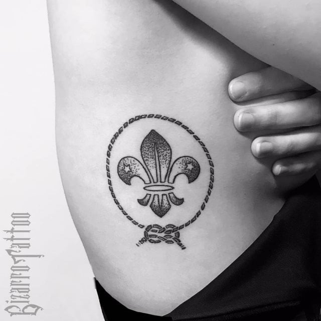tattoo feminin fleur de lis 29