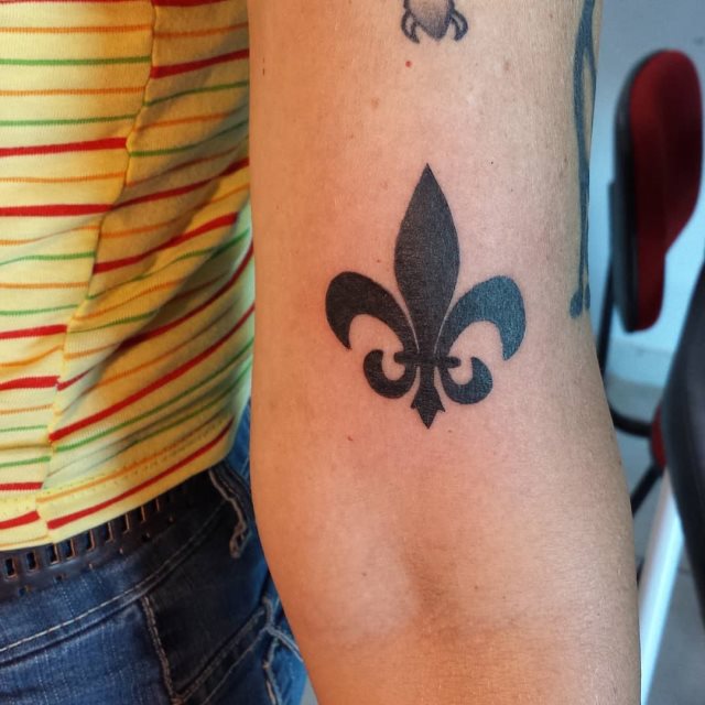 tattoo feminin fleur de lis 31