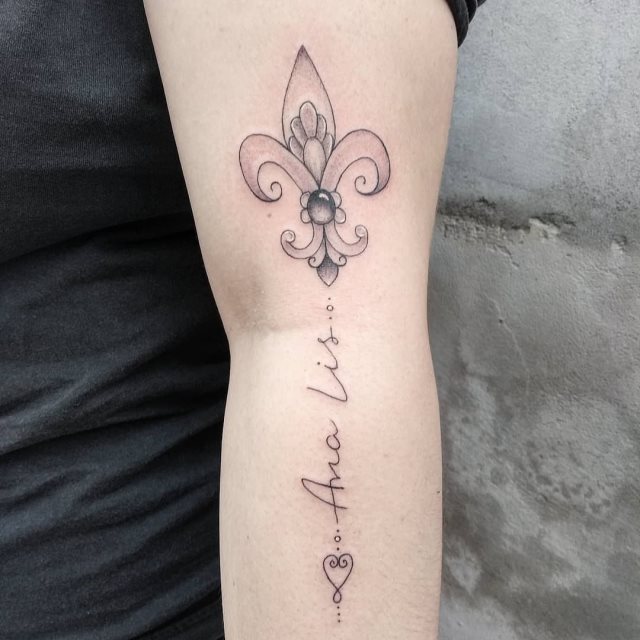 tattoo feminin fleur de lis 32