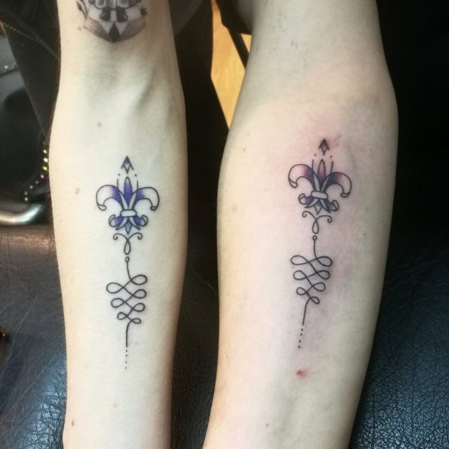 tattoo feminin fleur de lis 33