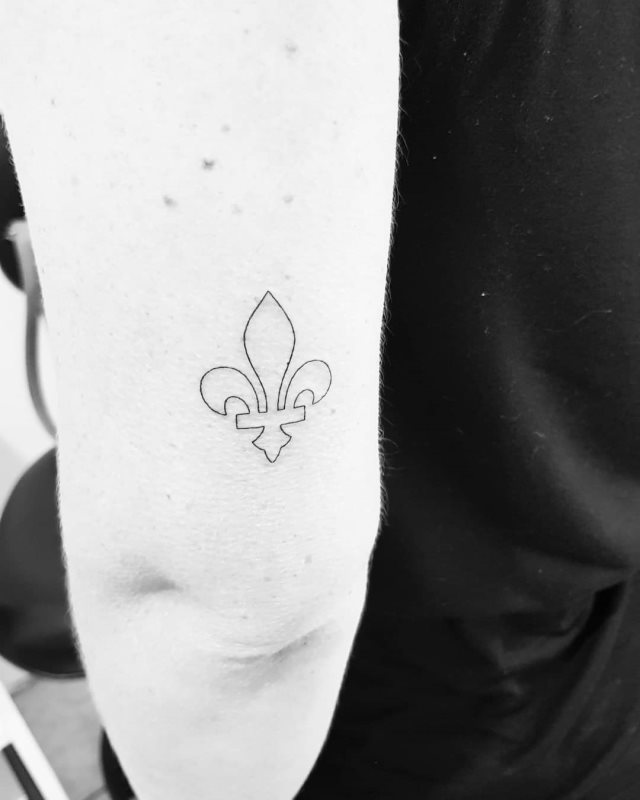 tattoo feminin fleur de lis 34