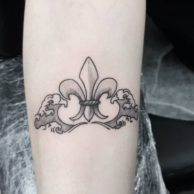 tattoo feminin fleur de lis 35