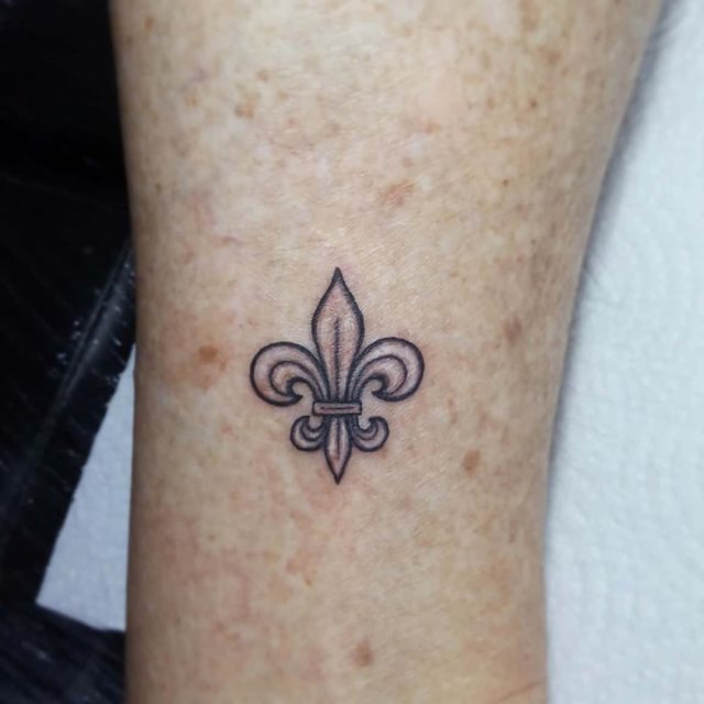 tattoo feminin fleur de lis 37