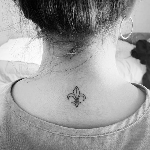 tattoo feminin fleur de lis 38