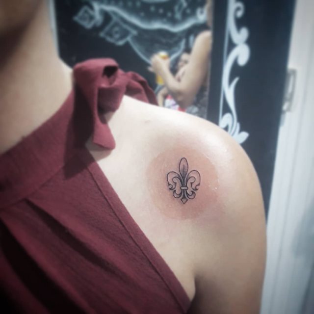 tattoo feminin fleur de lis 39