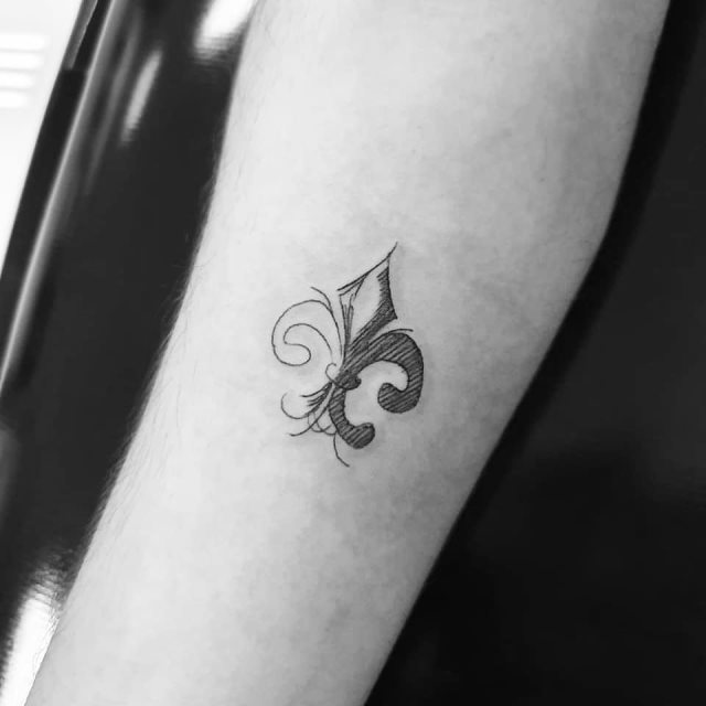 tattoo feminin fleur de lis 40