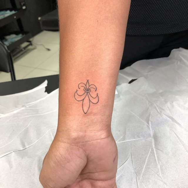 tattoo feminin fleur de lis 41