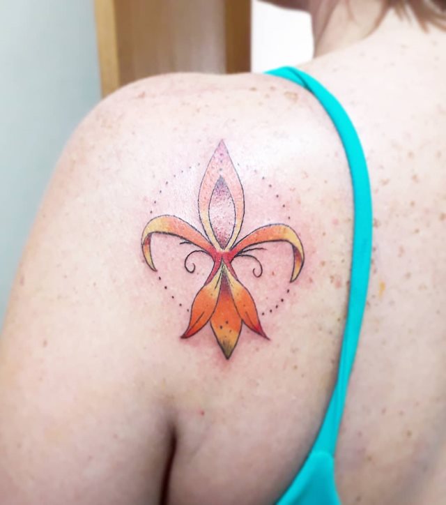 tattoo feminin fleur de lis 42