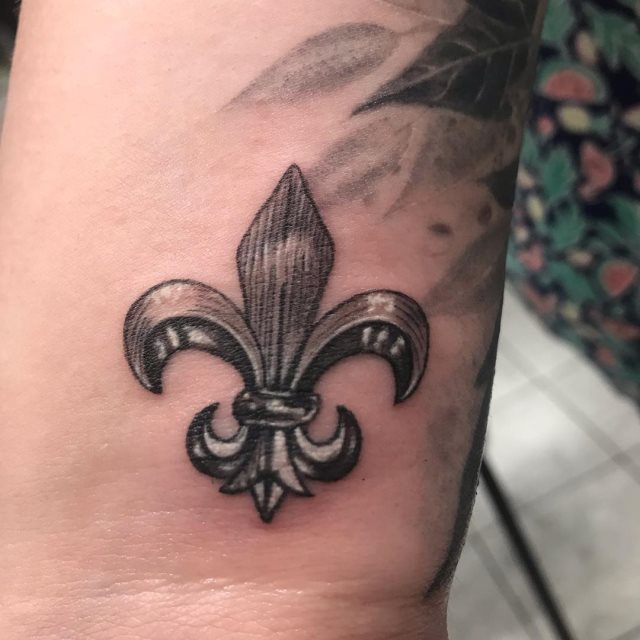 tattoo feminin fleur de lis 43