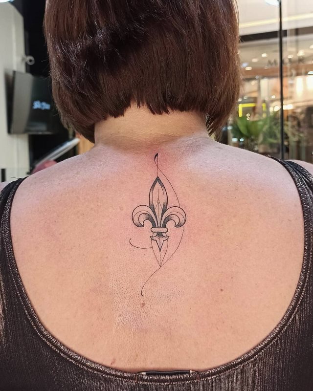tattoo feminin fleur de lis 44