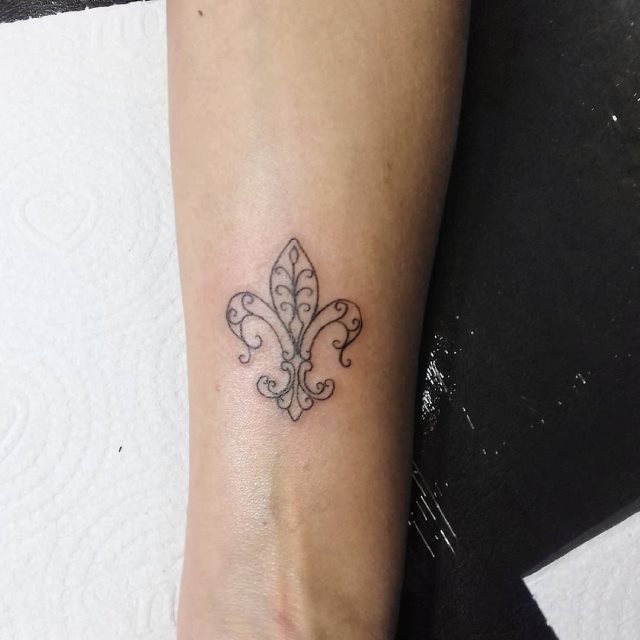 tattoo feminin fleur de lis 45