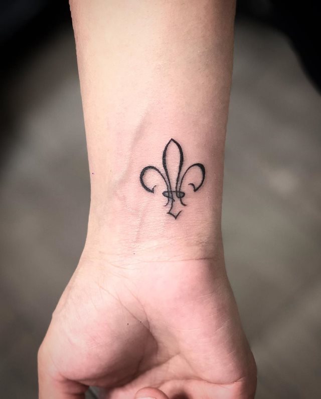 tattoo feminin fleur de lis 46