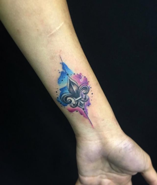 tattoo feminin fleur de lis 47