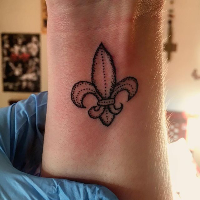 tattoo feminin fleur de lis 48