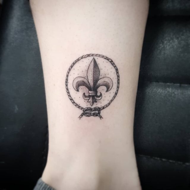 tattoo feminin fleur de lis 49