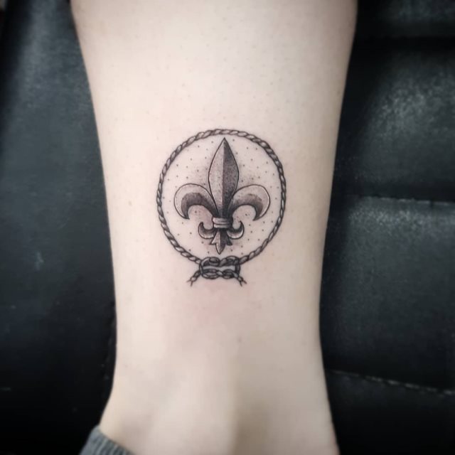 tattoo feminin fleur de lis 49