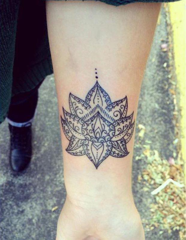 tattoo feminin fleur de lotus 01