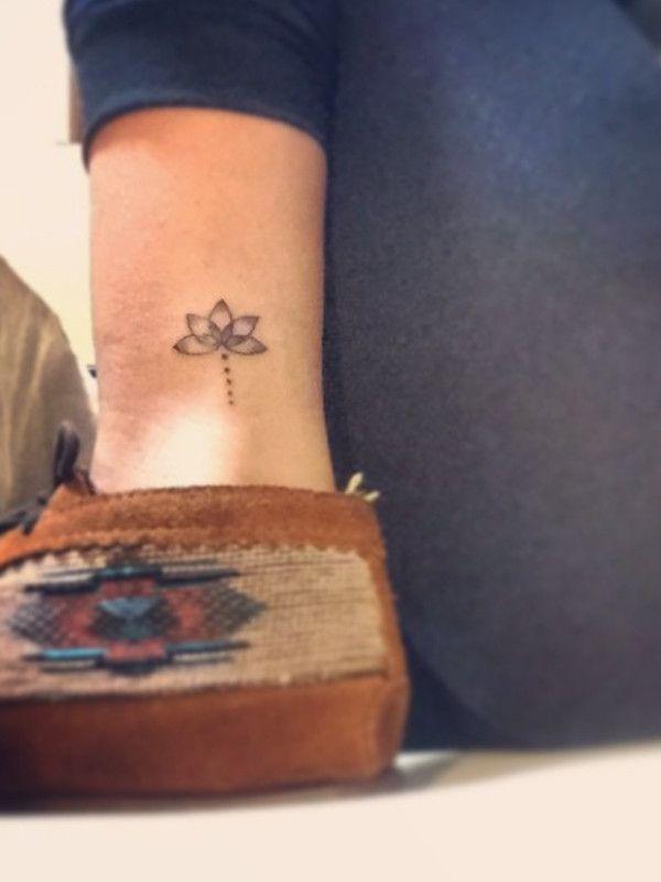 tattoo feminin fleur de lotus 04