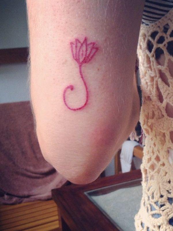 tattoo feminin fleur de lotus 12