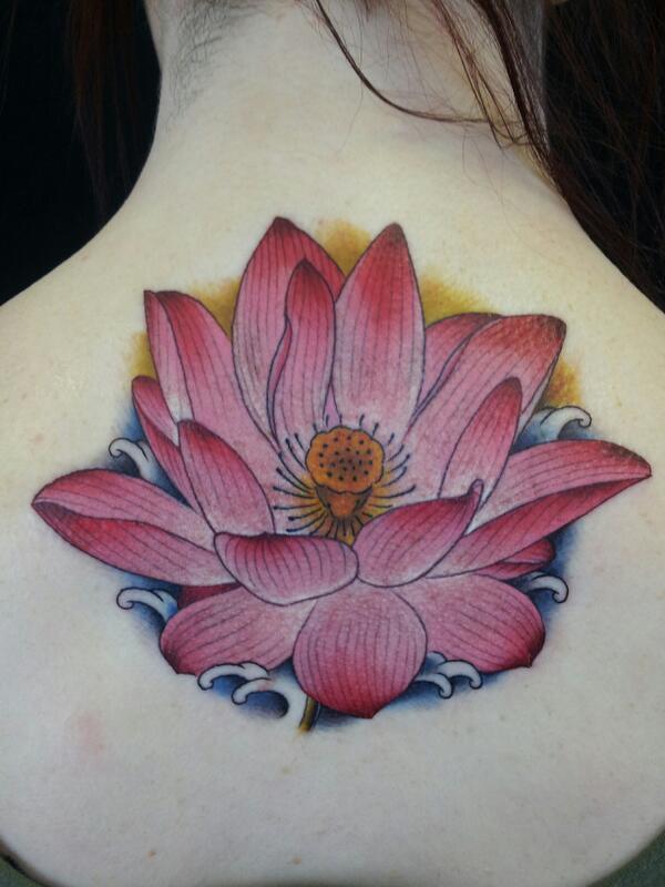 tattoo feminin fleur de lotus 14