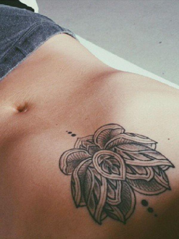 tattoo feminin fleur de lotus 16