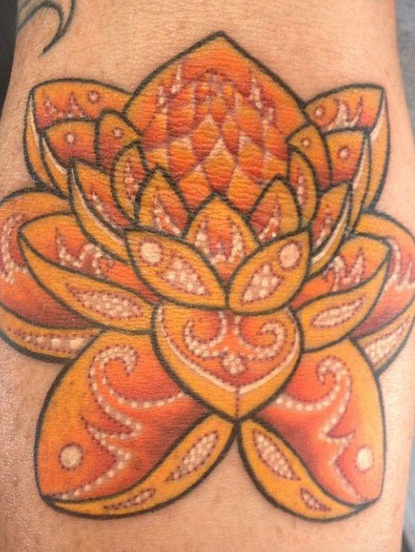 tattoo feminin fleur de lotus 18