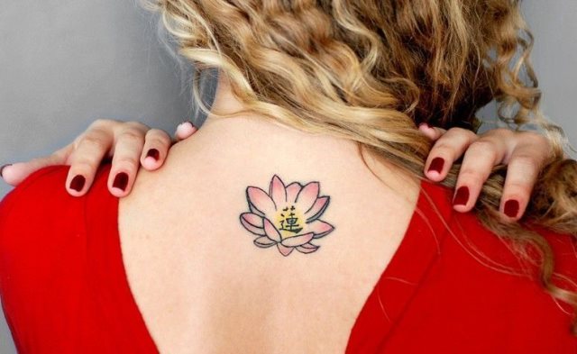 tattoo feminin fleur de lotus 19