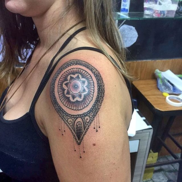 tattoo feminin hindou 03