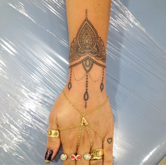 tattoo feminin hindou 04