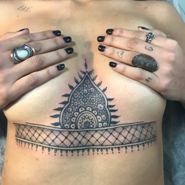tattoo feminin hindou 09