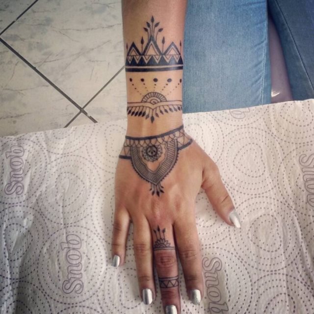 tattoo feminin hindou 16