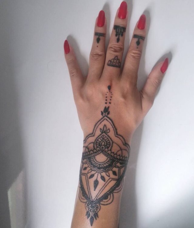 tattoo feminin hindou 23