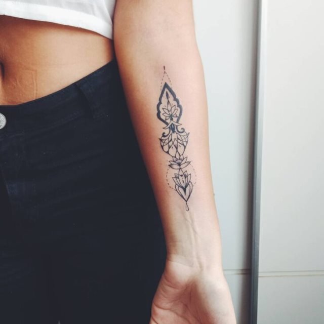 tattoo feminin hindou 34