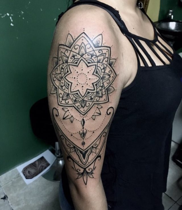 tattoo feminin hindou 38