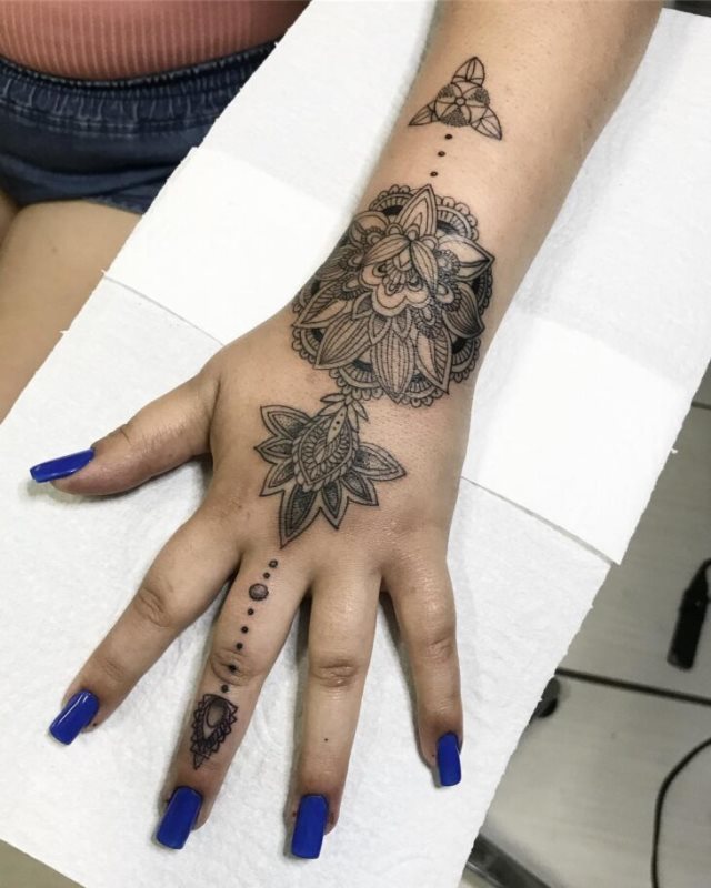 tattoo feminin hindou 39