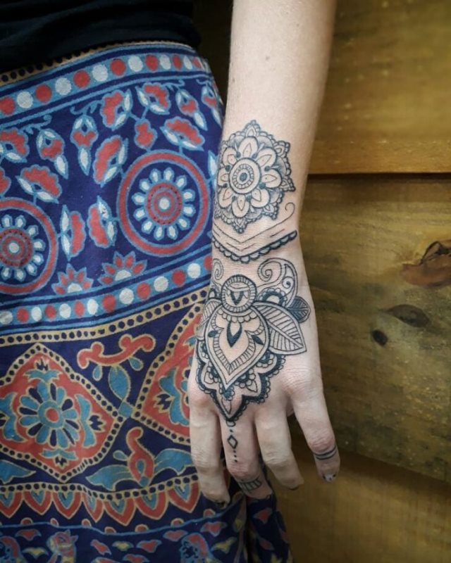 tattoo feminin hindou 44
