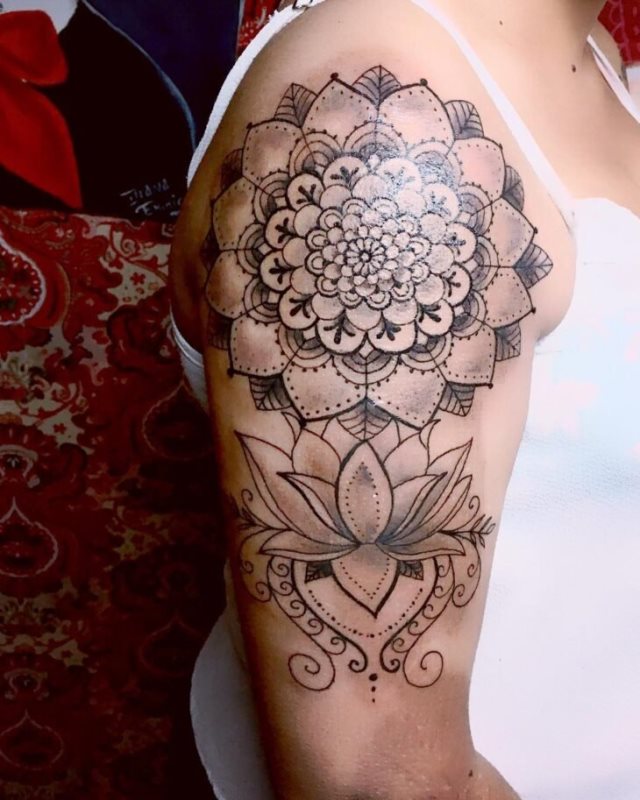 tattoo feminin hindou 60