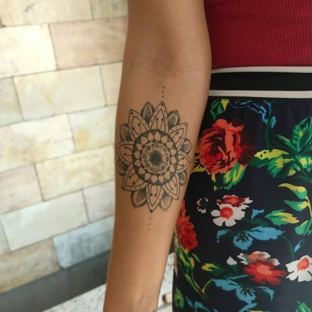 tattoo feminin hindou 73