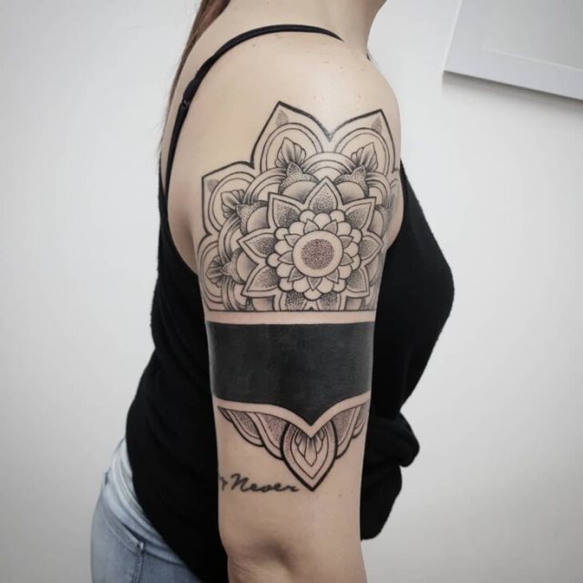 tattoo feminin hindou 75