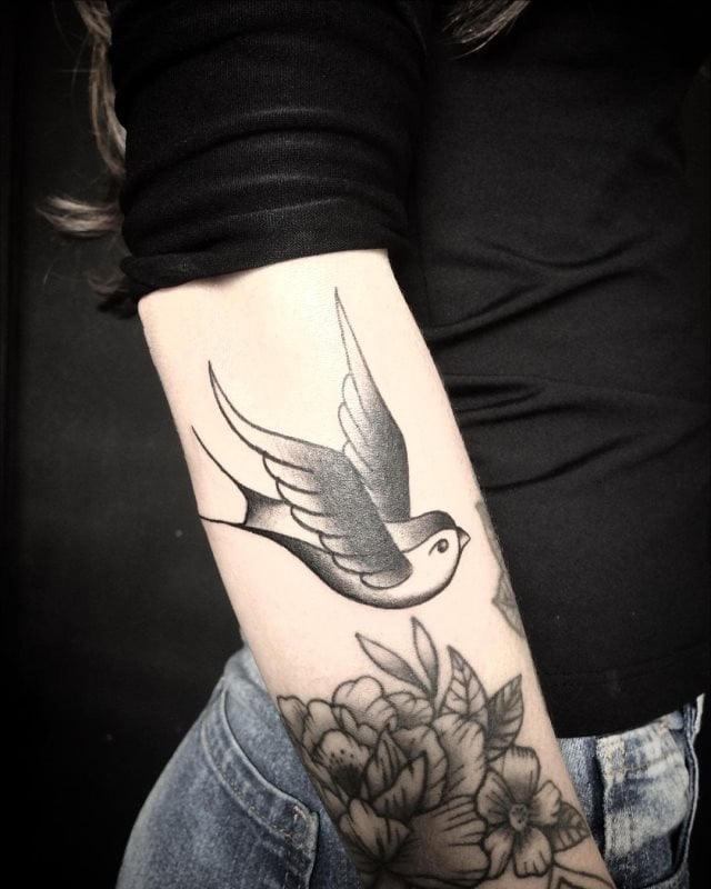 tattoo feminin hirondelle 17