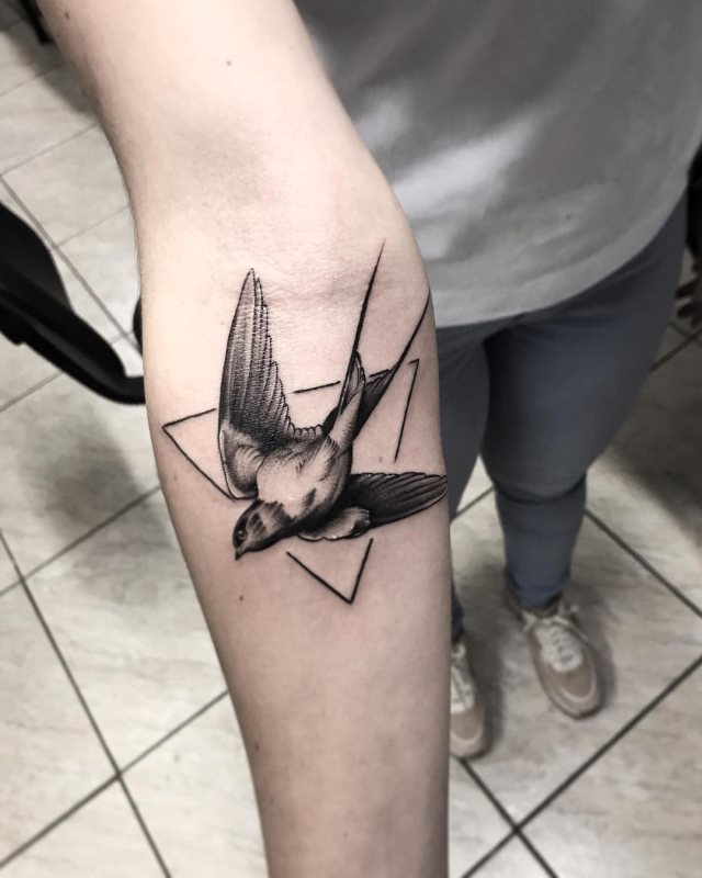 tattoo feminin hirondelle 22