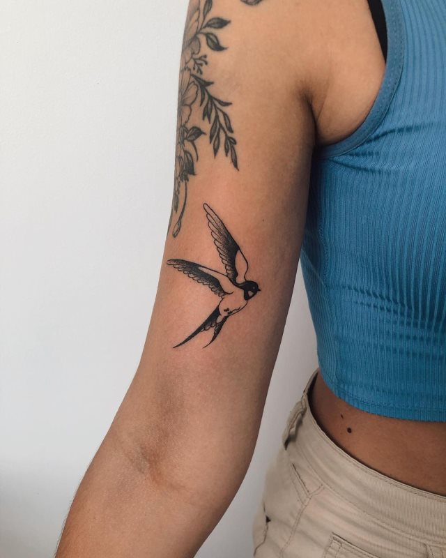 tattoo feminin hirondelle 33